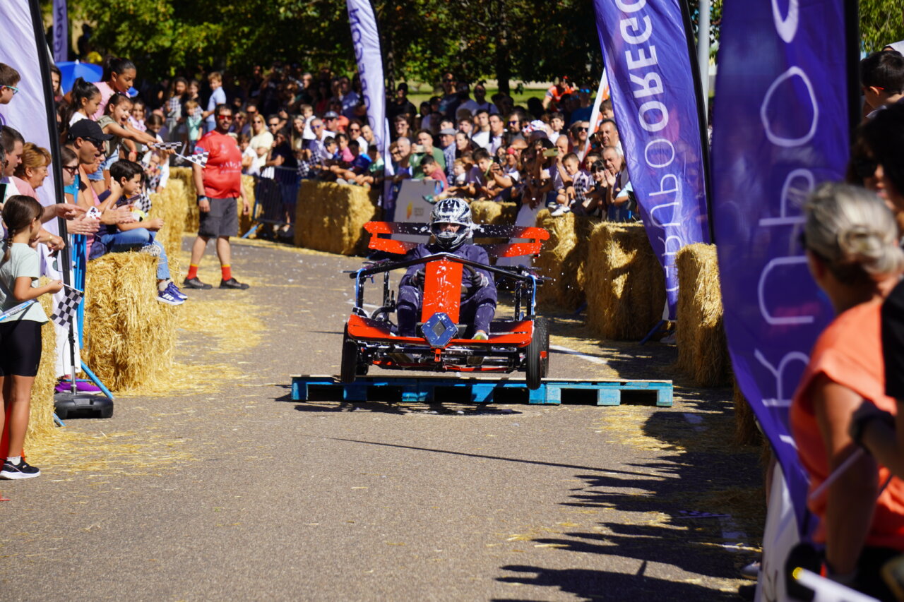 Carrera de autos locos en Palencia con la Guardia Viril compitiendo.
