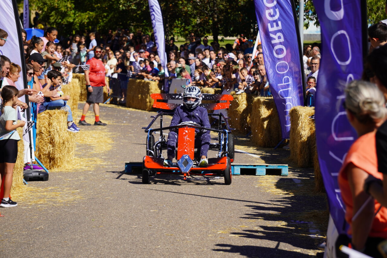 Carrera de autos locos con la Guardia Viril en Palencia