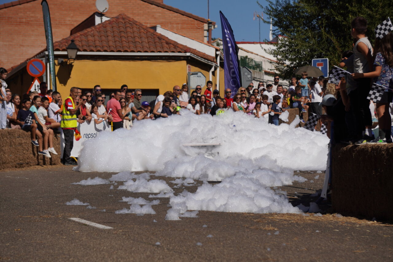 Carrera de autos locos con espuma en Palencia durante la Feria de Movilidad Sostenible
