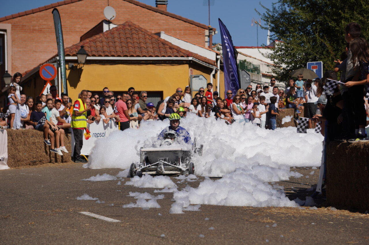 Carrera de autos locos con espuma en Palencia