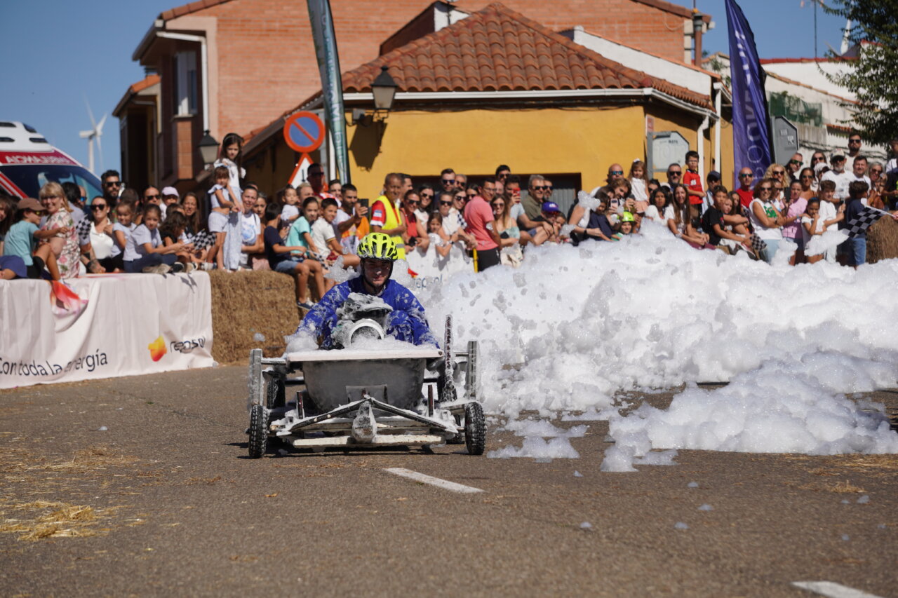 Competidor en carrera de autos locos con espuma en el recorrido