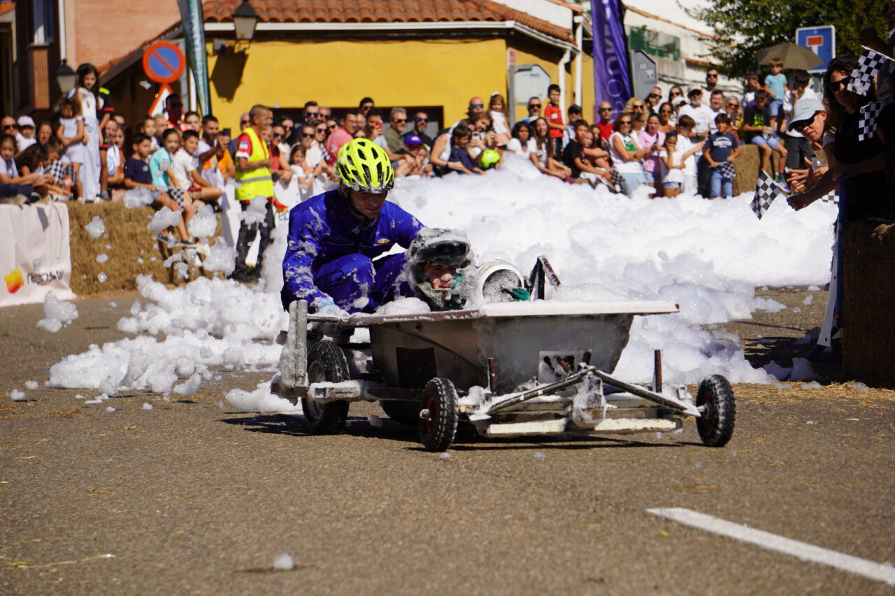 Competidor de la Guardia Viril en carrera de autos locos con espuma