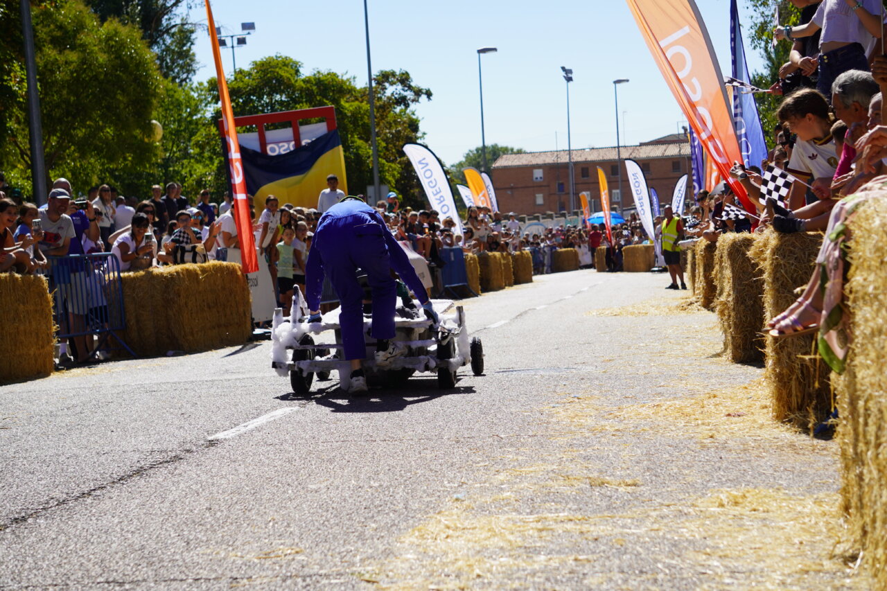 Competencia de autos locos en Palencia con espectadores animados