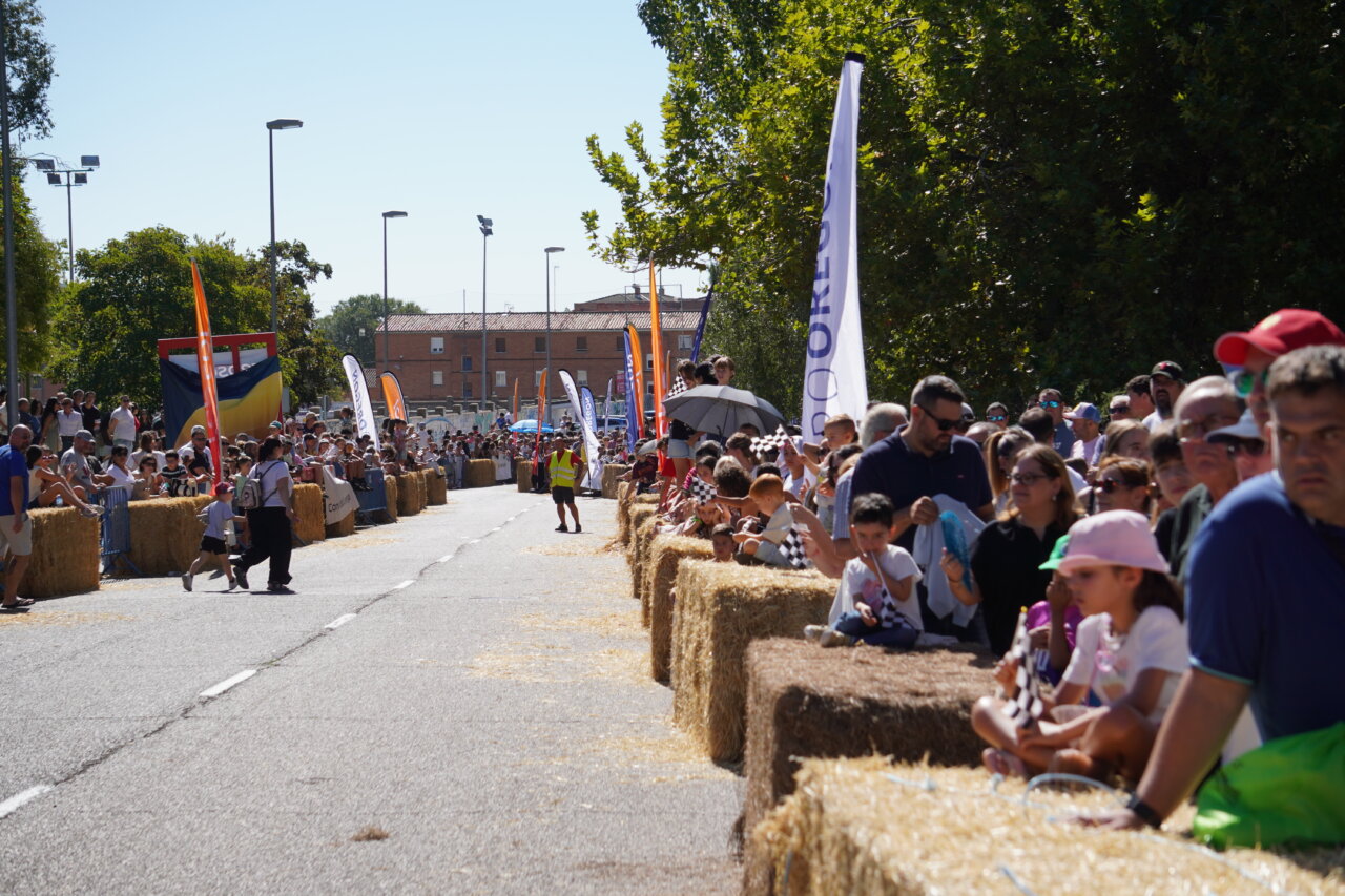 Multitud de espectadores en la carrera de autos locos en Palencia