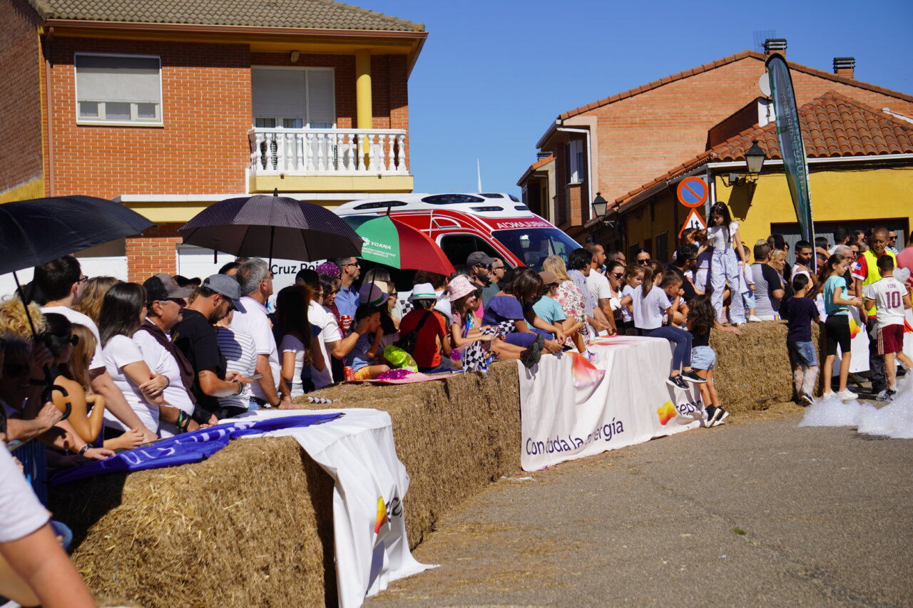 Multitud animada en la carrera de autos locos en Palencia