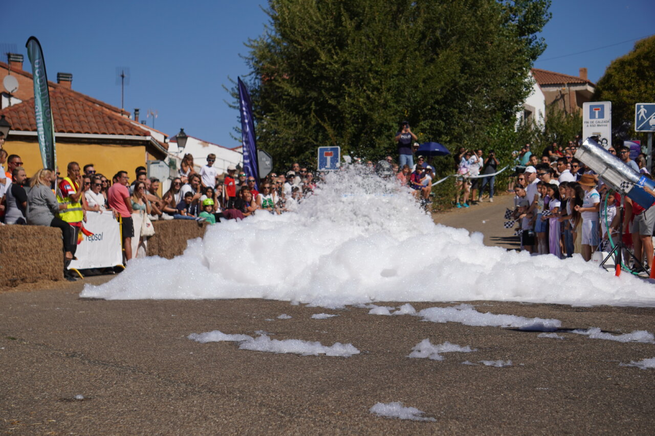 Multitud observa la carrera de autos locos en Palencia con espuma en la pista