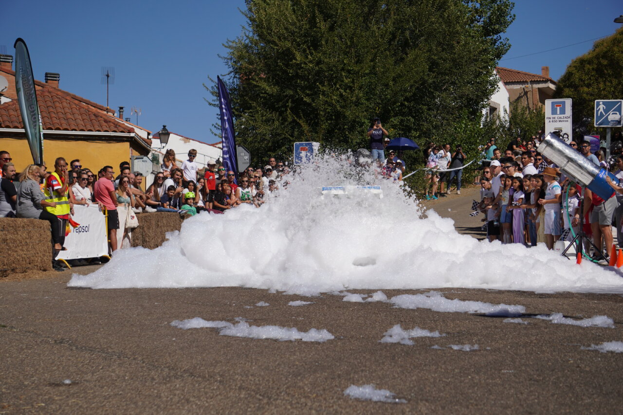 Competencia de autos locos con espuma en Palencia