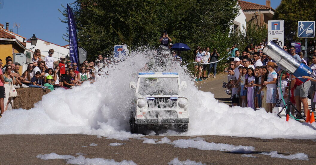 Coche de la Guardia Viril compitiendo en carrera de autos locos