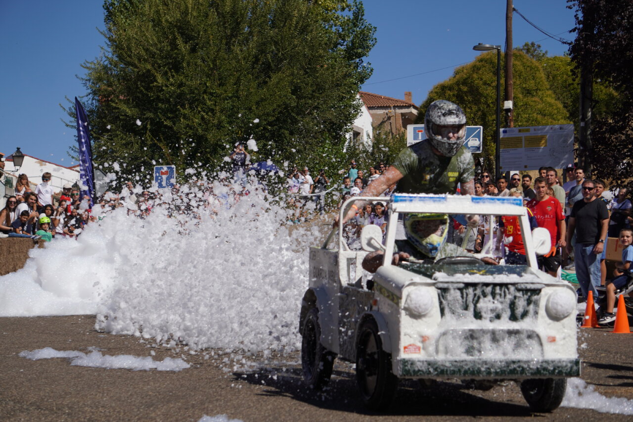 Competencia de autos locos en Palencia con espuma y público animado