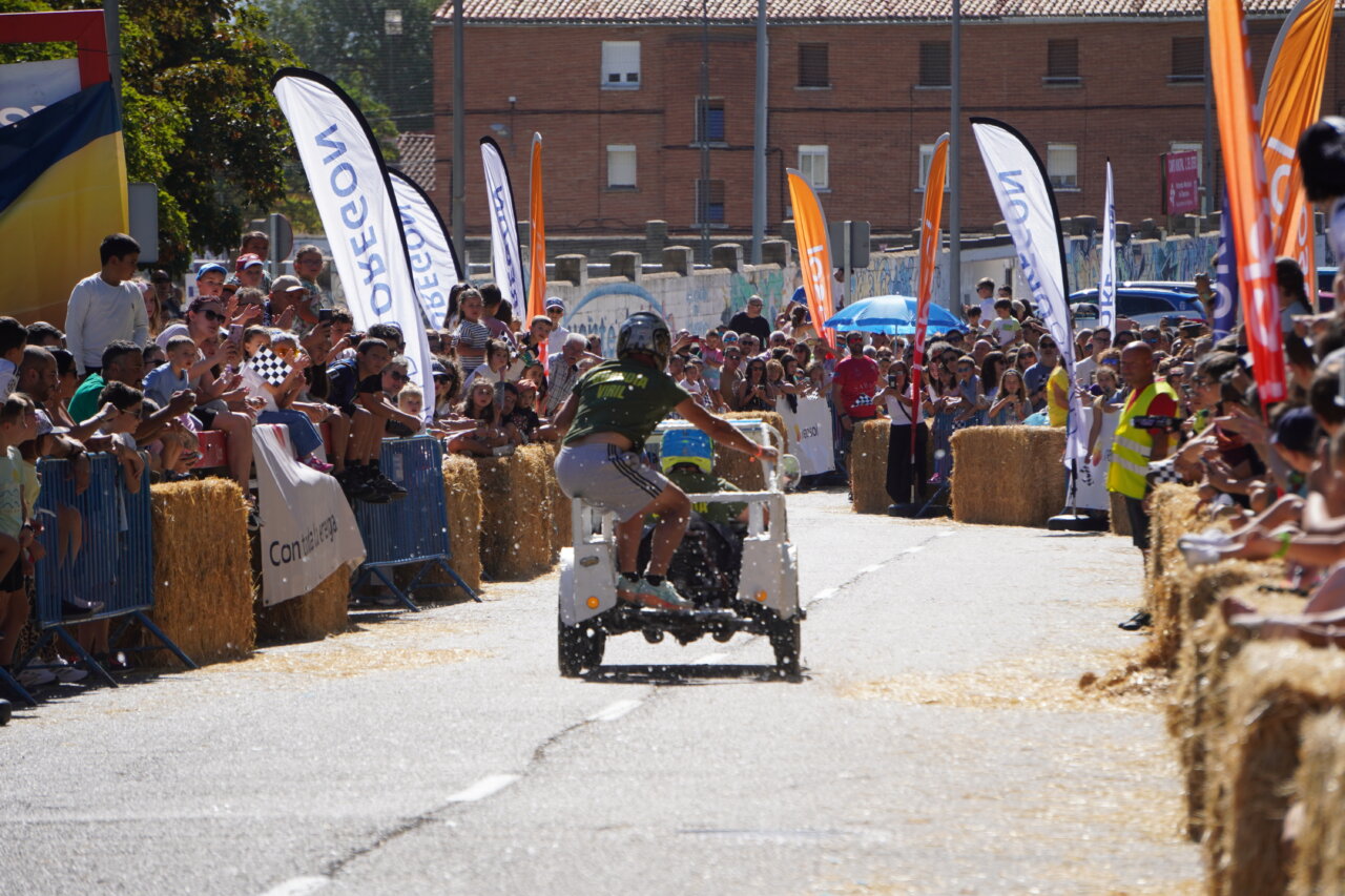 Competencia de autos locos con la Guardia Viril en Palencia