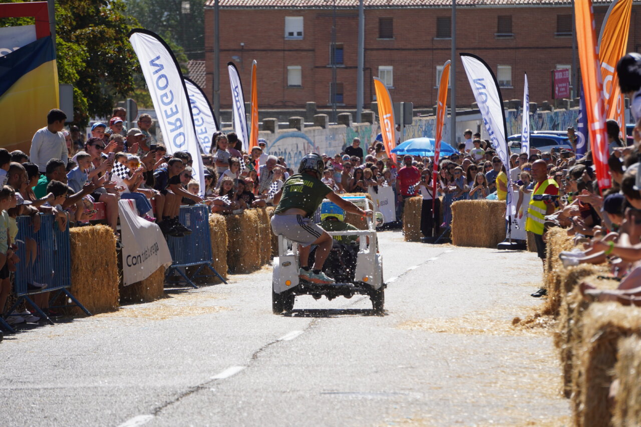 Competencia de autos locos en la Feria de Movilidad Sostenible en Palencia