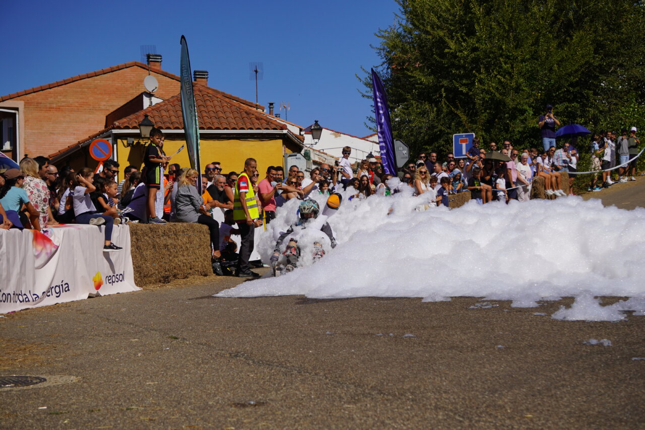 Competencia de autos locos en Palencia con espuma y espectadores