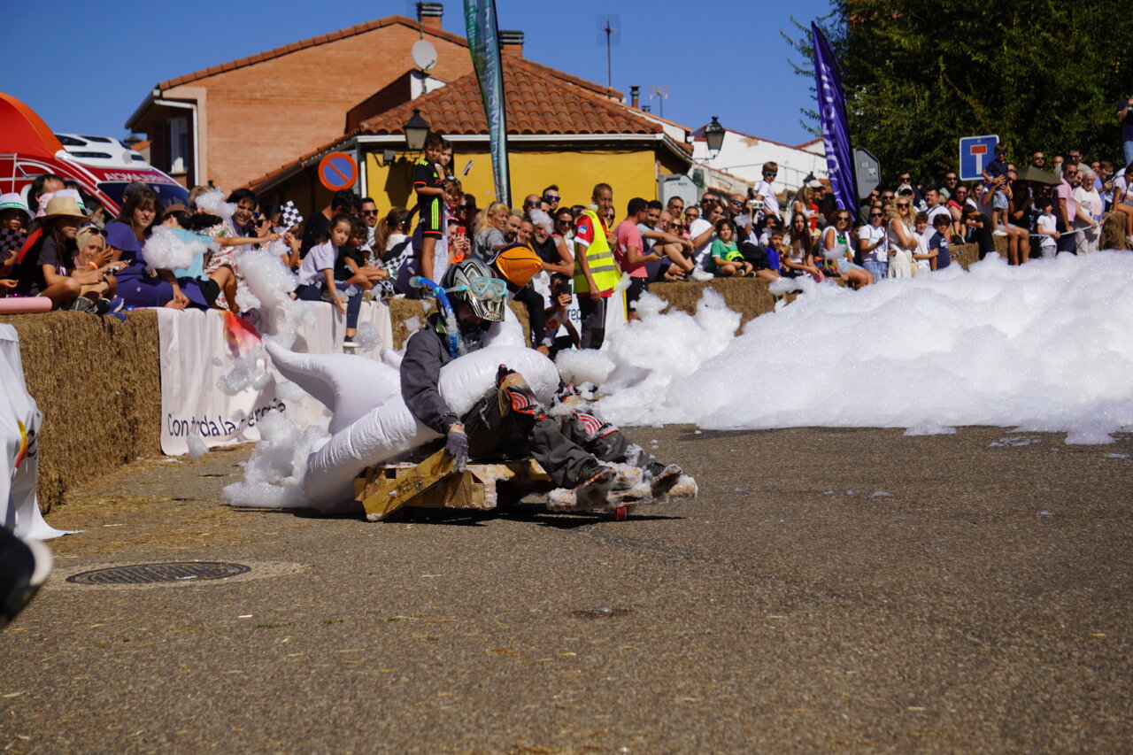 Competidor de la Guardia Viril en la carrera de autos locos