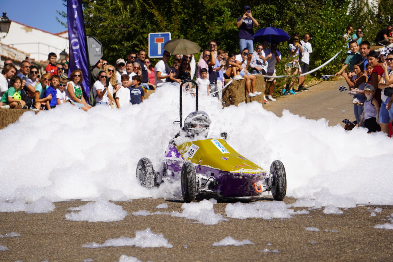 Carrera de autos locos con espuma en Palencia durante la Feria de Movilidad Sostenible