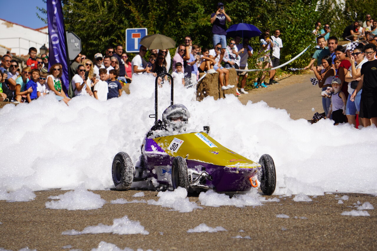Carrera de autos locos con espuma en Palencia