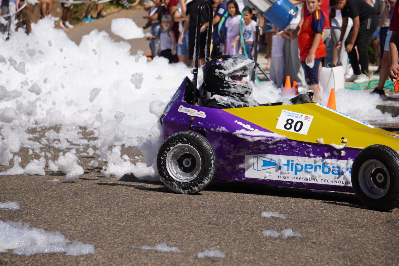 Coche de carreras de espuma en la competición de Autos Locos en Palencia