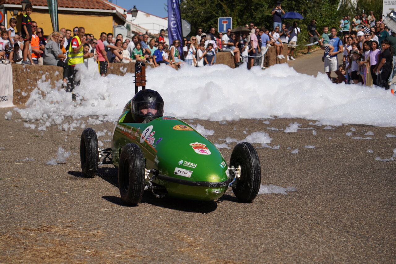 Carrera de autos locos con espuma en Palencia