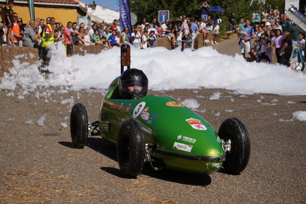 Coche de carreras verde en la competencia de autos locos en Palencia