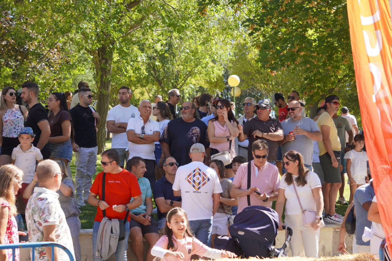Multitud de personas observando la carrera de autos locos en Palencia