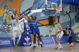 Jugadores de baloncesto en acción durante un partido emocionante.