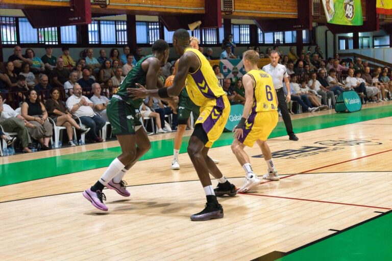 Jugadores de baloncesto en acción durante un partido entre Iberolea Palencia y Albacete