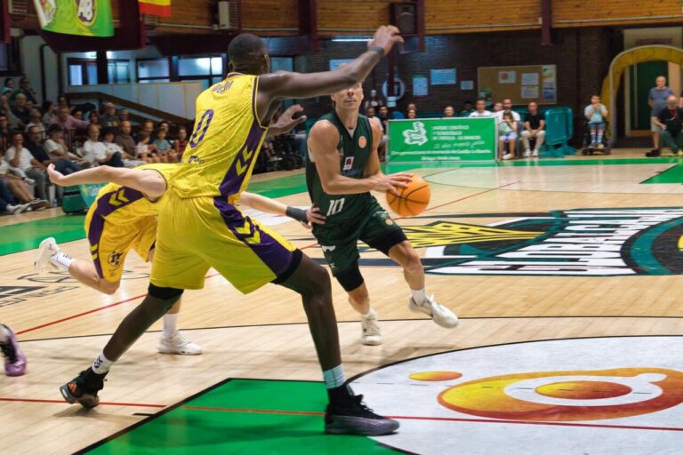 Jugadores de baloncesto en acción durante un partido entre Iberolea Palencia y Albacete.