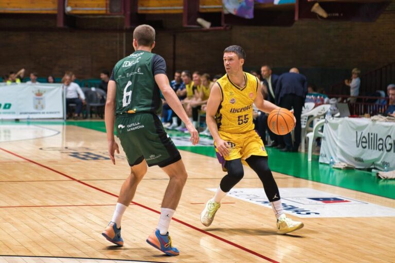 Jugadores de baloncesto en acción durante un partido