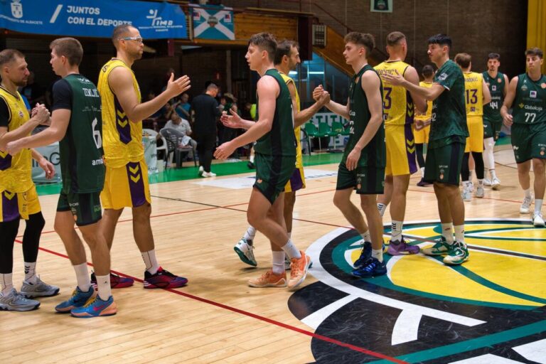 Jugadores de baloncesto saludándose tras el partido entre Iberolea Palencia y Albacete