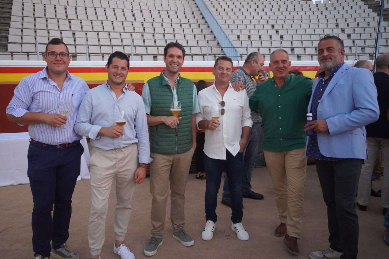 Grupo de hombres en la gala del Día de la Provincia en la plaza de toros