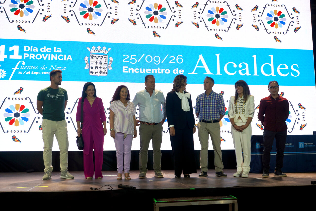 Alcaldes en el escenario durante el Día de la Provincia 2026 en Fuentes de Nava