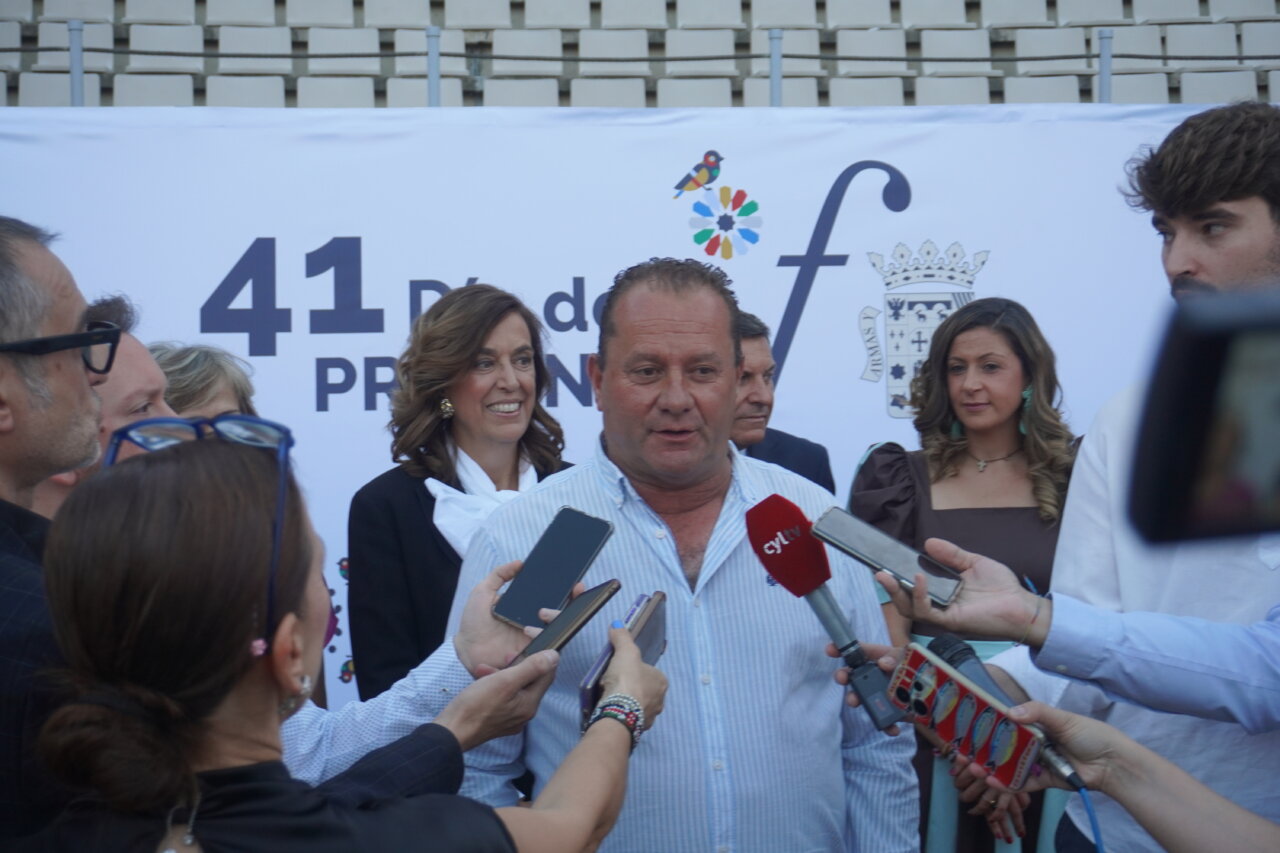 Gala del Día de la Provincia con alcaldes y autoridades en la Plaza de Toros