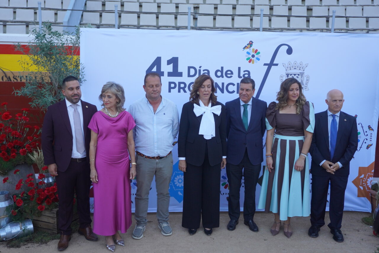 Gala del Día de la Provincia con alcaldes y autoridades en la Plaza de Toros