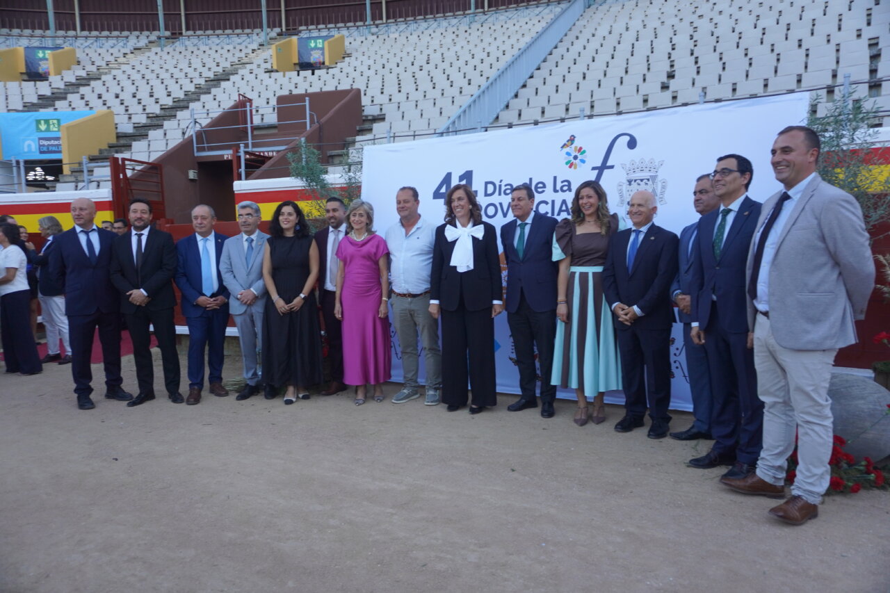 Gala del Día de la Provincia con alcaldes y autoridades en la plaza de toros
