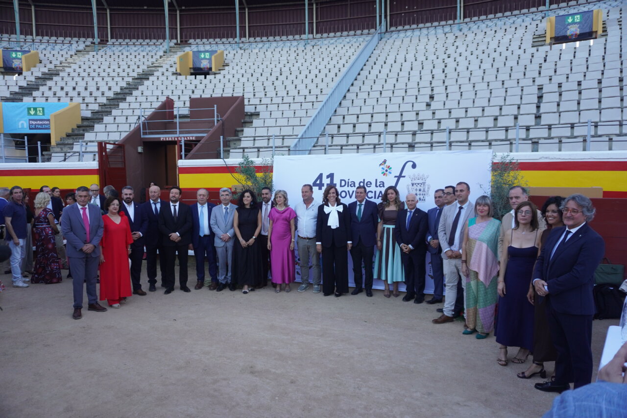 Gala del Día de la Provincia con alcaldes y autoridades en la plaza de toros