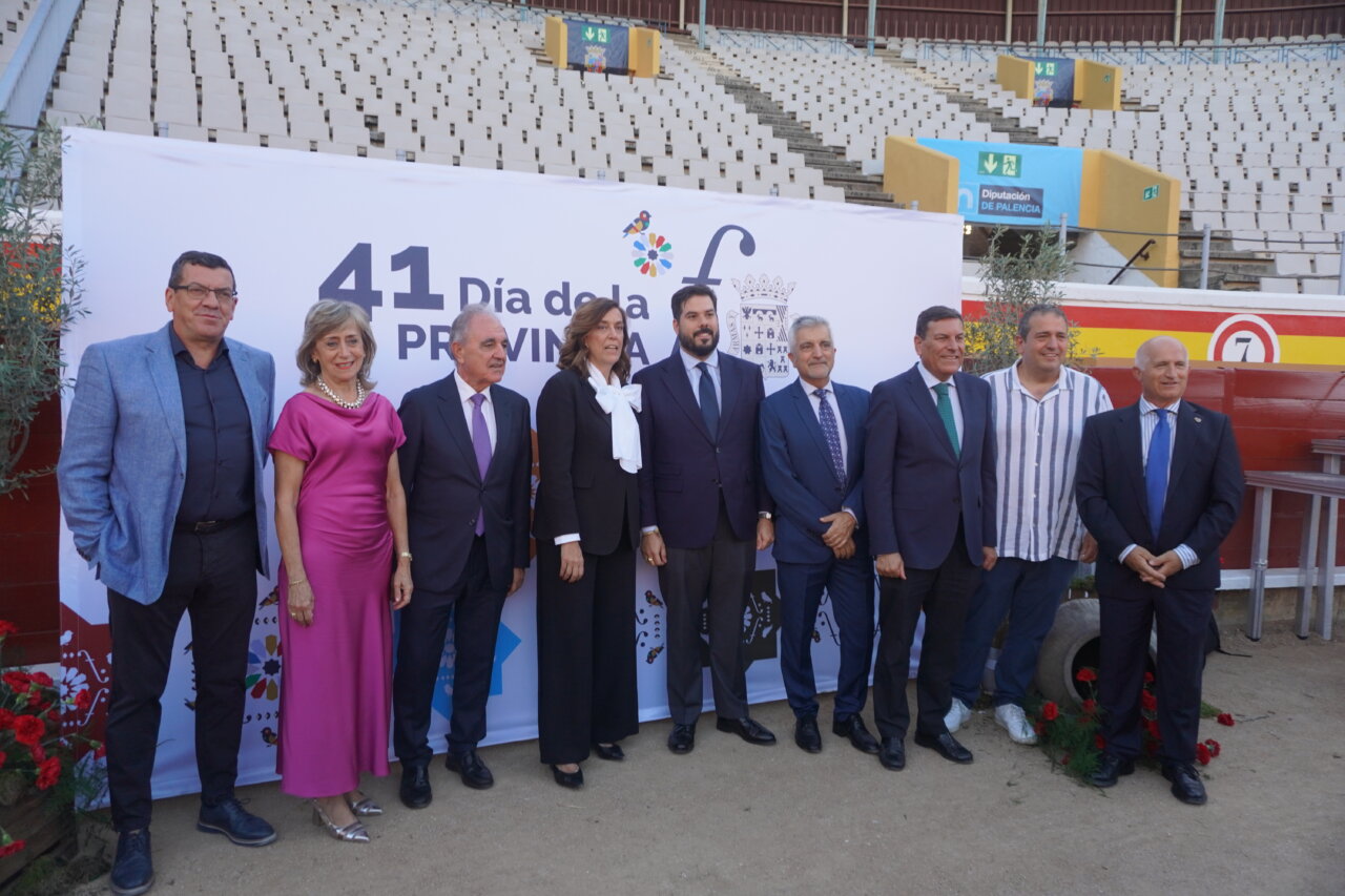 Grupo de alcaldes en la gala del Día de la Provincia 2026 en la plaza de toros.