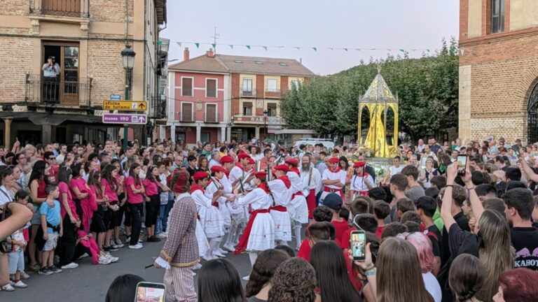 Multitudinaria procesión de las antorchas en Saldaña con danzantes y vecinos