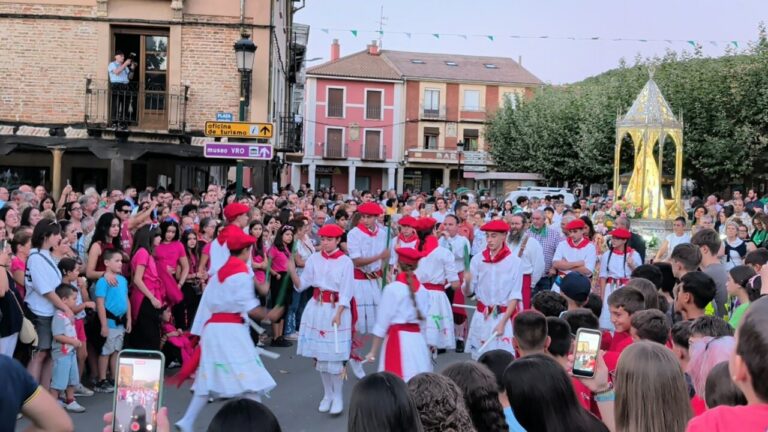 Multitudinaria procesión de las antorchas en Saldaña con danzantes y vecinos