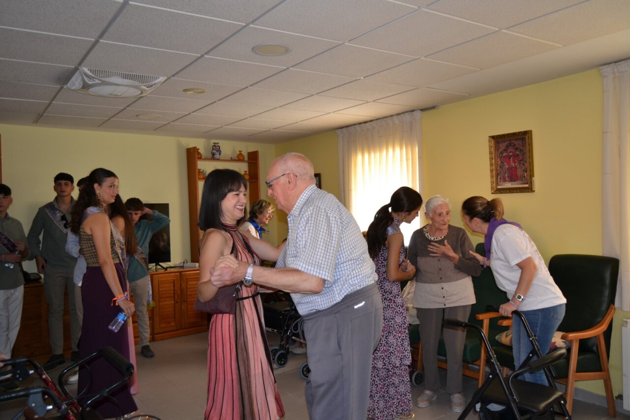 Personas en una residencia de ancianos durante las fiestas de la Cruz en Astudillo