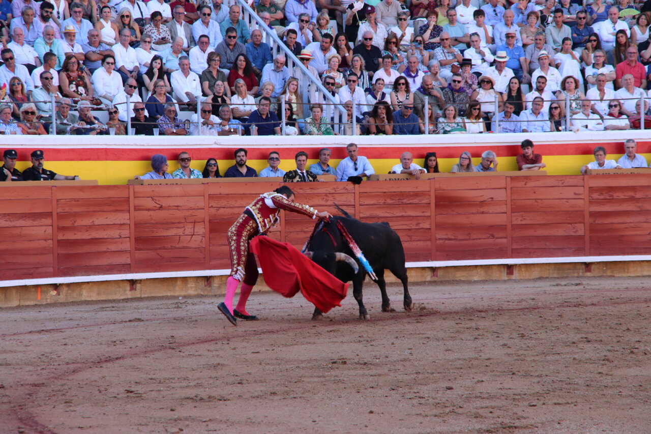 Torero realizando un pase con la capa en la plaza de toros de Palencia