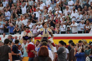 Roca Rey a hombros con Marco Pérez en la plaza de toros