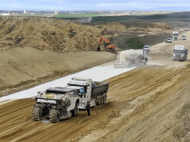 Maquinaria pesada trabajando en la construcción de la línea de alta velocidad.