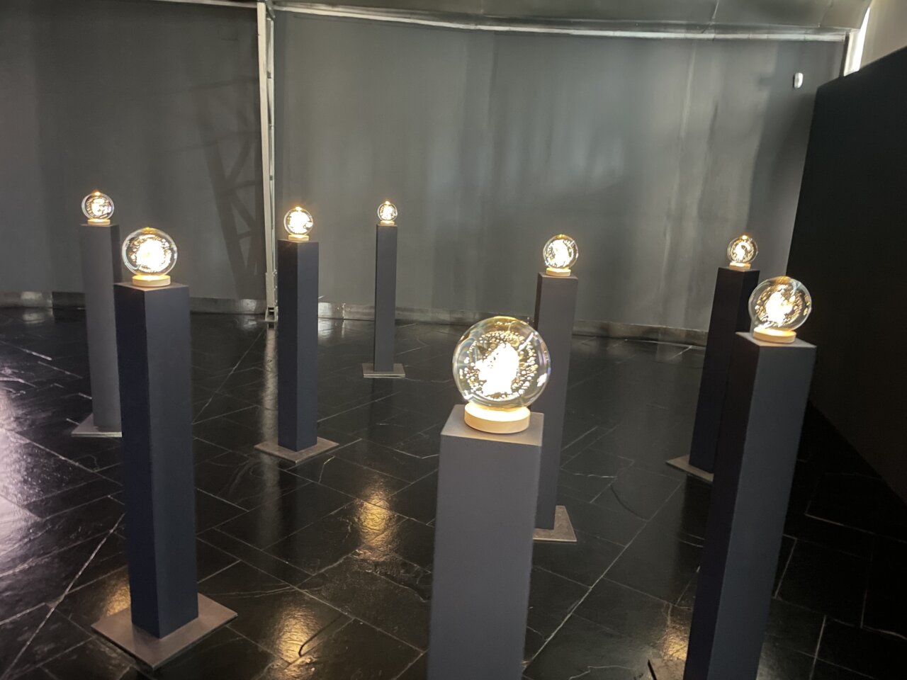 Esferas de cristal iluminadas en una exposición de arte contemporáneo