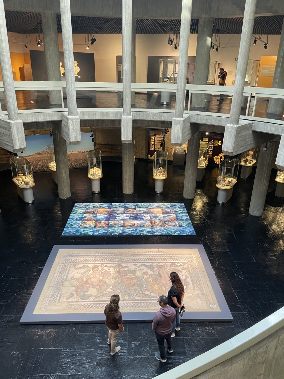 Visita a la exposición de Marina Núñez en el museo arqueológico de Palencia