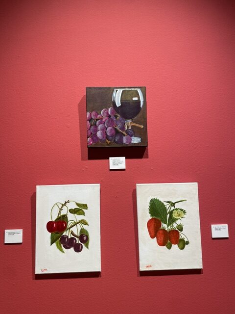 Cuadros de frutas en exposición de Mercedes Maté en el Centro Cultural Provincial.