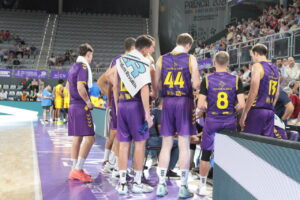 Jugadores del Iberolea Palencia en un tiempo muerto durante un partido de baloncesto