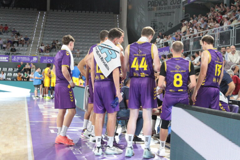 Jugadores del Iberolea Palencia en un tiempo muerto durante un partido de baloncesto