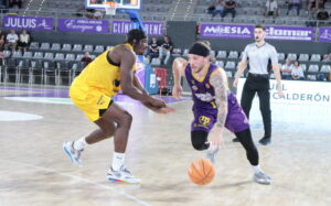 Jugadores de baloncesto en un partido entre Iberolea Palencia y Estudiantes