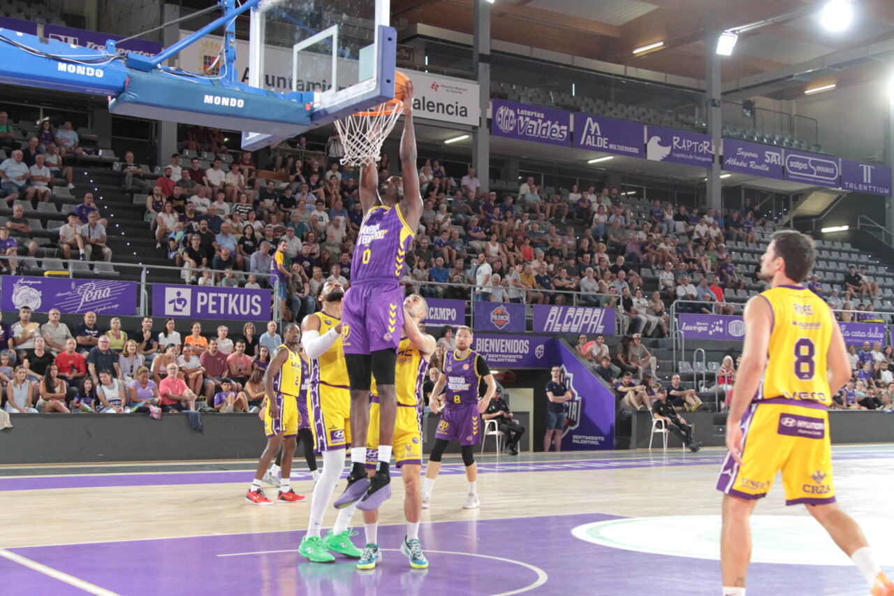 Jugadores de baloncesto en un partido entre Palencia y Valladolid