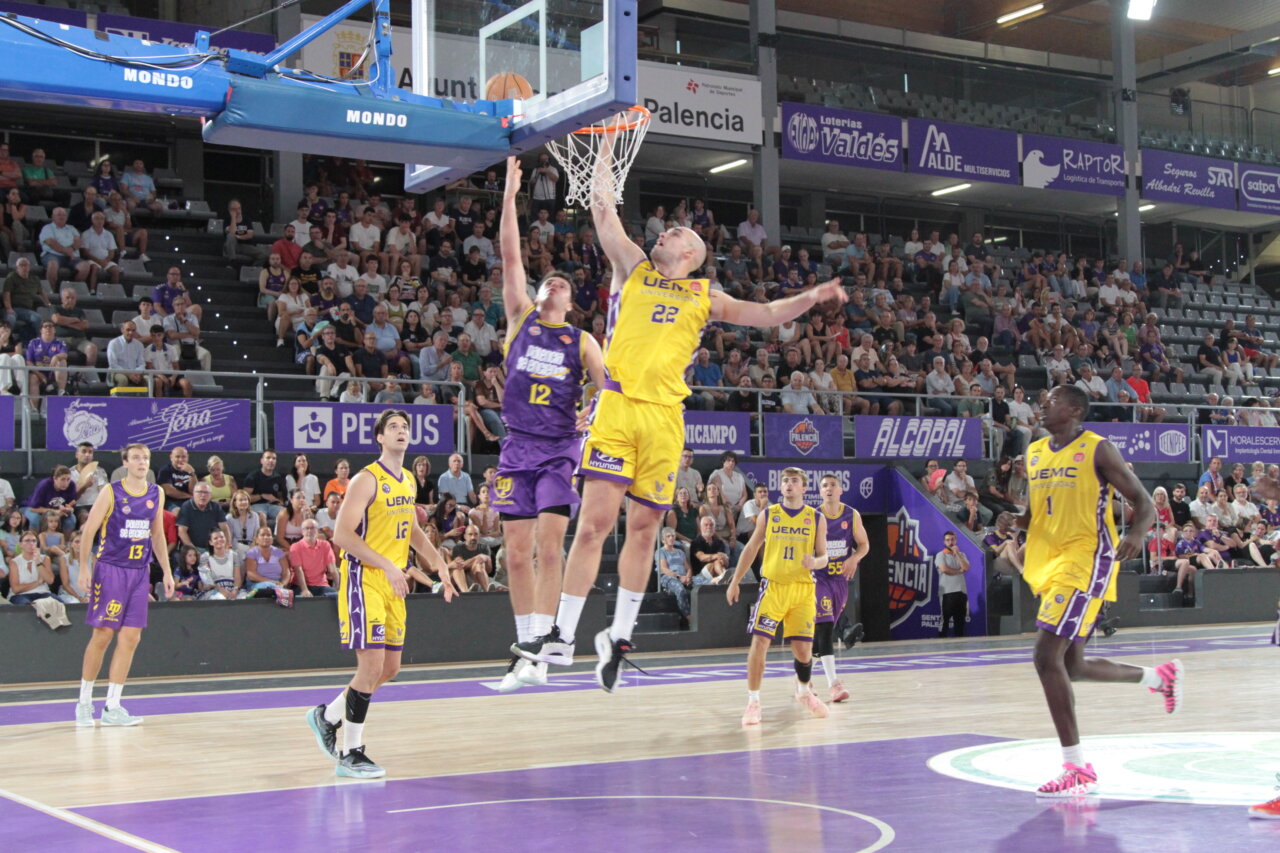 Jugadores de baloncesto en acción durante un partido entre Palencia y Valladolid