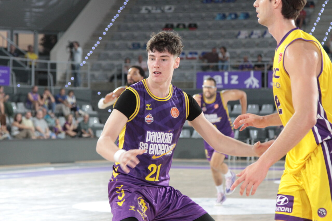 Jugador del equipo de baloncesto de Palencia en acción durante un partido